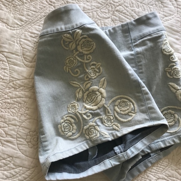 Kimchi Blue hot pants/ shorts from Urban Outfitter - Picture 2 of 4